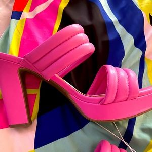 NWT .. Fabulous Fuchsia Spring/Summer Sandal🌸🛍👣